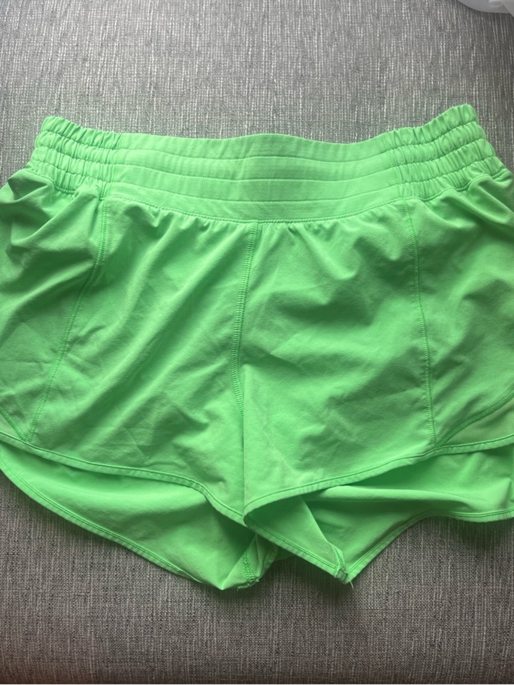 Lululemon Women’s Pistachio Green Hotty Hot Shorts 2.5” High Rise - Picture 3 of 4